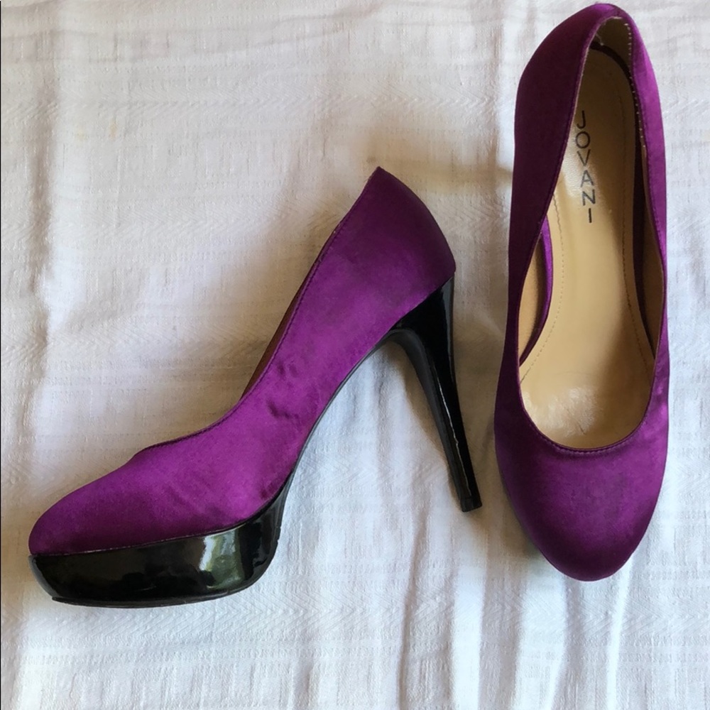 Unique Jovani Pumps